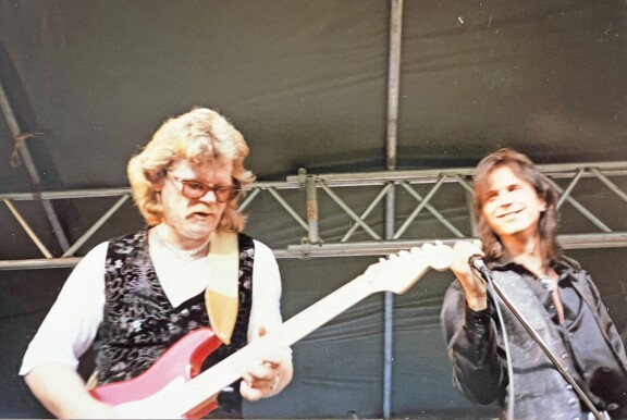Jore lauloi Hurriganes-idolinsa Albert Järvisen bändissä tämän kuolemaan asti. Kuva vuodelta 1989.