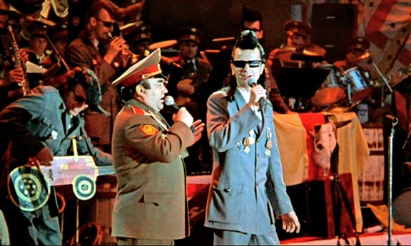 Leningrad Cowboysin ja Puna-armeijan kuoron yhteiskonsertti oli aikanaan
jotain ennen näkemätöntä. Konsertista
tehtiin Ylen dokumentti, jonka ohjasi Aki
Kaurismäki.