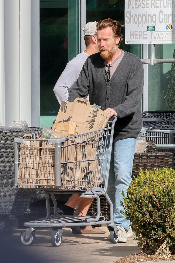 Näillä ruokaostoksilla luulisi pärjäävän hetken.