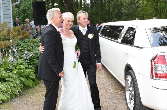 Luottoimittaja Kai Merilä Pia Nykäsen (o.s. Talonpoika) ja Matti Nykäsen häissä.