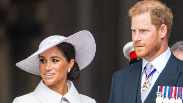 Brittihovin rasismikohu sakenee: kirjailijalle tappouhkauksia, Harry ja Meghan syytösten kohteena