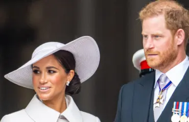 Brittihovin rasismikohu sakenee: kirjailijalle tappouhkauksia, Harry ja Meghan syytösten kohteena