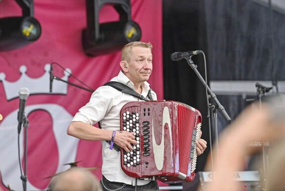 Simo Silmu menee veitsen alle korjauttamaan purentansa.