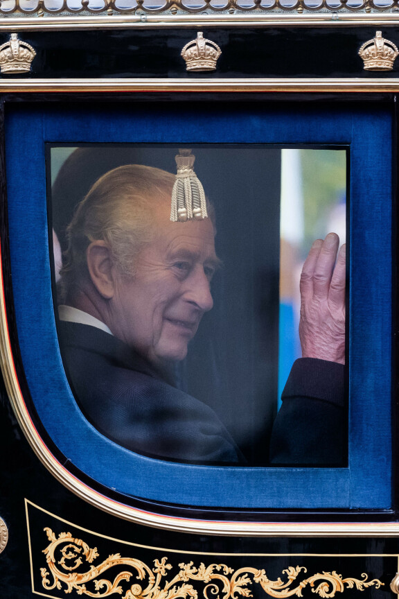 Charles puhui ilmastokokouksessa sillä aikaa, kun hänen kotimaansa media pauhaa uutuuskirjasta.