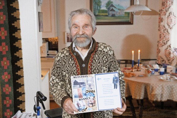 Hannes Tuovinen täyttää ensi vuonna 100 vuotta. – Naapurin 70-vuotiaat tytöt toivat synttärionnittelut jo nyt, koska he eivät pääse juhliin helmikuussa.