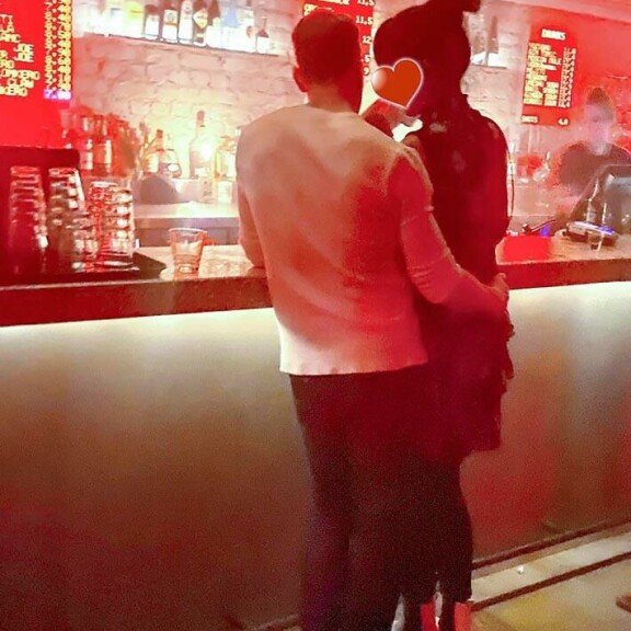 Bilettäjät siirtyivät välillä baaritiskille kuhertelemaan. Markus Räikkönen