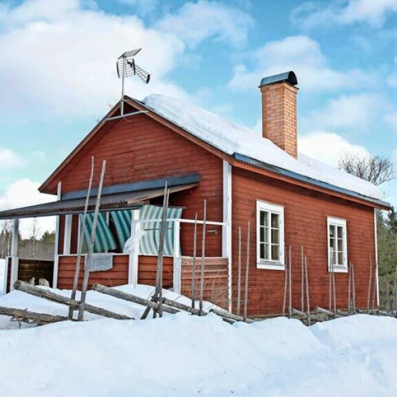 Mökin katolla on aurinkopaneeli, ja tontilla on päärakennuksen lisäksi polttopuuvarasto ja ulkovajoja. Mökin katolla on aurinkopaneeli, ja tontilla on päärakennuksen lisäksi polttopuuvarasto ja ulkovajoja.