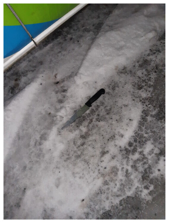 Ryöstötilanteessa käytetty veitsi oltiin jätetty eräälle parkkipaikalle. Kauhanen kertoi veitsen olinpaikasta poliisille.