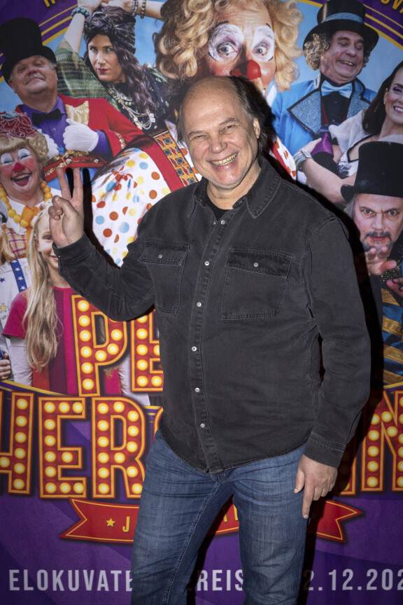 Jari Salmi saapui Pelle Hermanni ja Hypnotisoija -elokuvan kutsuvierasensi-iltaan hyvin mielin.