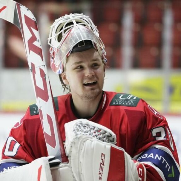 Tapparan ja HIFK:n välisestä välieräsarjasta ei välttämättä tule tamperelaisten dominointia, vaikka kirvesrinnat ovatkin selviä ennakkosuosikkeja. – Kaikki voi kääntyä päälaelleen, jos joku vetää vaikka jonkun hiiren pystyyn, Tami tietää. Kuvassa HIFK:n Roope Taponen. Tapparan ja HIFK:n välisestä välieräsarjasta ei välttämättä tule tamperelaisten dominointia, vaikka kirvesrinnat ovatkin selviä ennakkosuosikkeja. – Kaikki voi kääntyä päälaelleen, jos joku vetää jonkun hiiren pystyyn, Tami tietää. Kuvassa HIFK:n Roope Taponen.