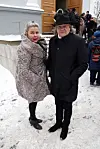Pauliina Visuri ja Pepe Willberg kirkon pihassa. Pepe esittää hautajaisissa kappaleen Ave Maria.