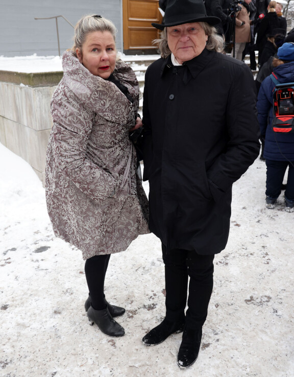 Pauliina Visuri ja Pepe Willberg kirkon pihassa. Pepe esittää hautajaisissa kappaleen Ave Maria.