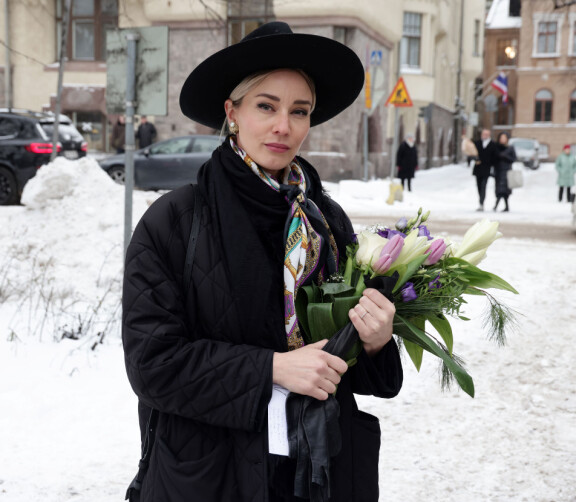 Noora Hautakangas saapumassa kirkkoon.