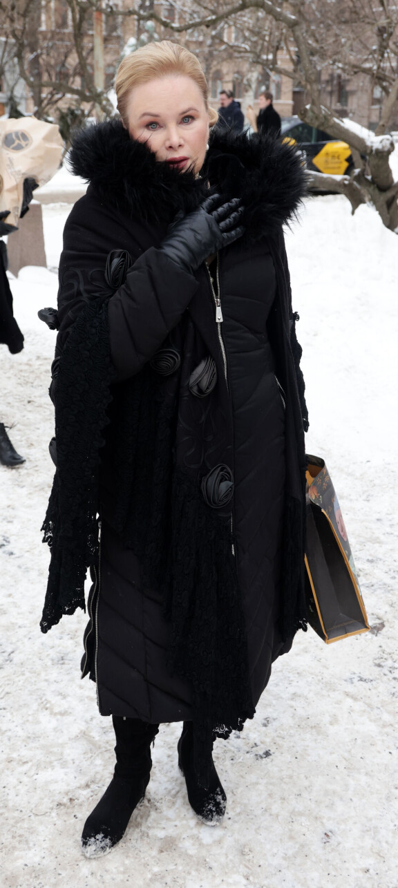 Helena Lindgren saapumassa hautajaisiin.