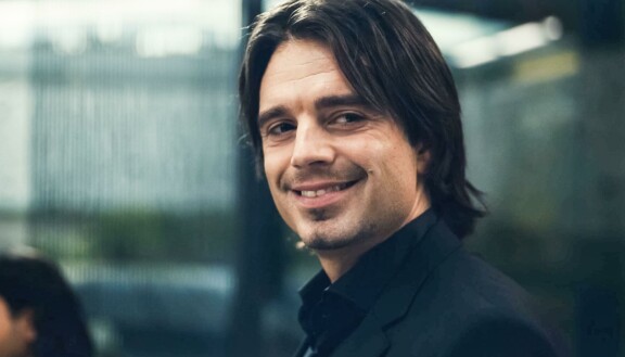Sebastian Stanin viimeisin elokuva on tositapahtumiin perustuva Dumb Money, joka sai Suomessa ensi-iltansa 13. lokakuuta.