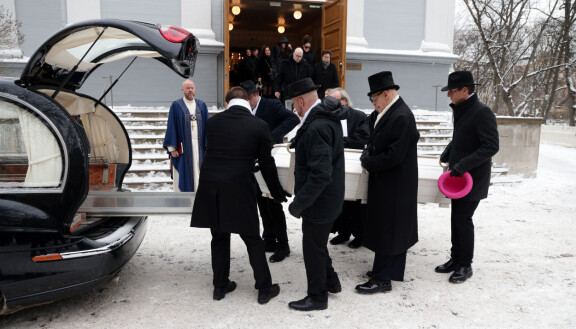Hattu jäi lapsenlapsen käteen, kun arkku siirrettiin autoon.