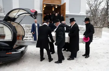 Yllättävää hellyyttä Aira Samulinin hautajaisissa - poika antoi viimeisen suudelman