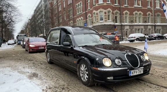 Ruumisauto pysähtyi AIran kodin edustalle.