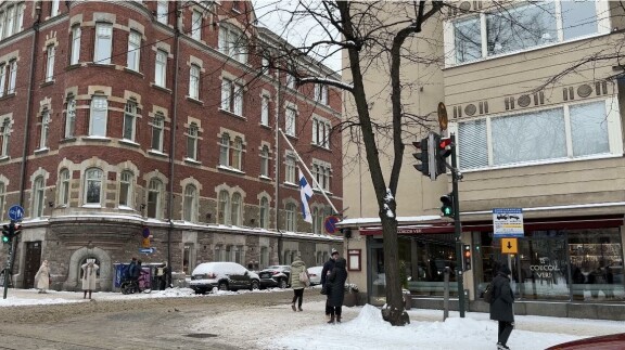 Airan kotitalon seinässä olevassa lipputangossa liehuva Suomen lippu oli laskettu taiteilijan kunniaksi puolitankoon.