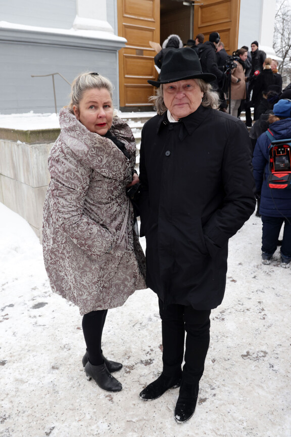 Pepe osallistui vaimonsa Pauliinan kanssa Aira Samulinin hautajaisiin.