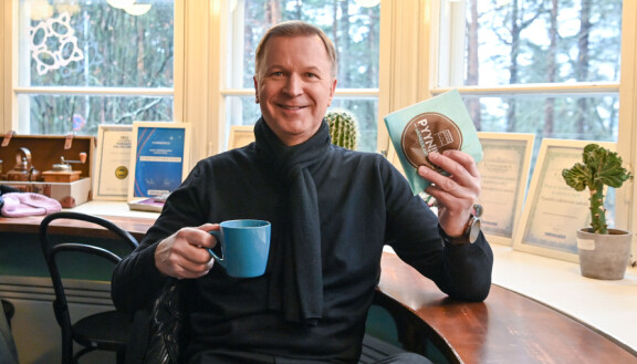 Jore Marjaranta on yhä melkoinen velho keittiössä. Tässä laulaja on munkkikahvilla Pyynikillä.