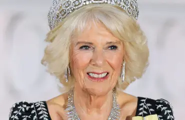 Jo on blingiä! Kuningatar Camilla käytti Elisabetin koruja valtiovierailulla