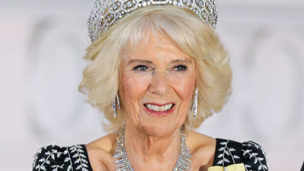 Jo on blingiä! Kuningatar Camilla käytti Elisabetin koruja valtiovierailulla Camilla
