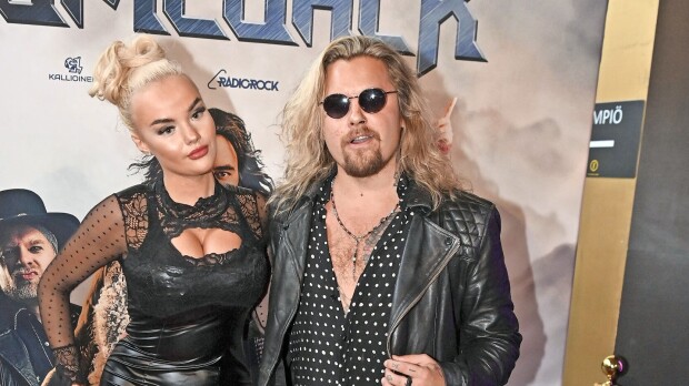 Joulurauhaa? Iida Vainio ja Archie Cruz iloittelevat saman kuusen ympärillä