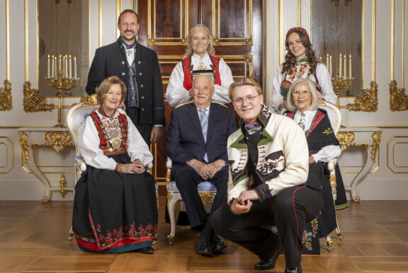 Kuningas Haraldin (kesk.) tulevaisuudensuunnitelmia spekuloidaan urakalla.
