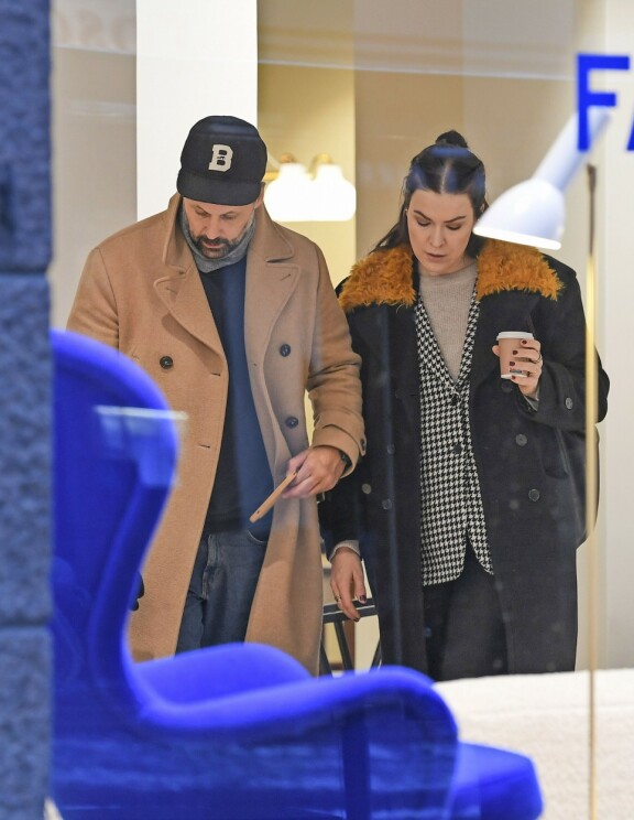 Paparazzi seurasi aitiopaikalta, kun Sami ja Jenni valitsivat uuteen ökylukaaliinsa arvokkaita sisustusmateriaaleja.