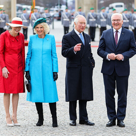 Jo on blingiä! Kuningatar Camilla käytti Elisabetin koruja valtiovierailulla Camilla ja Charles, Frank-Walter Steinmeier ja hänen vaimonsa Elke Büdenbender