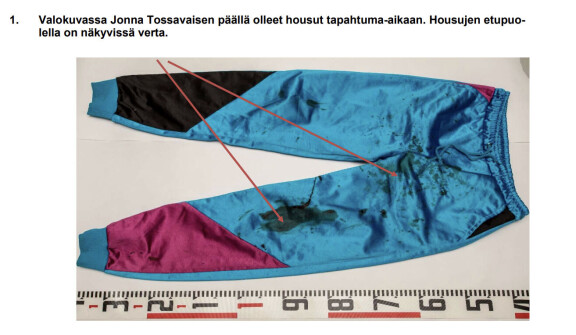 Jenna Tossavaisen housuista löytyi veritahroja.