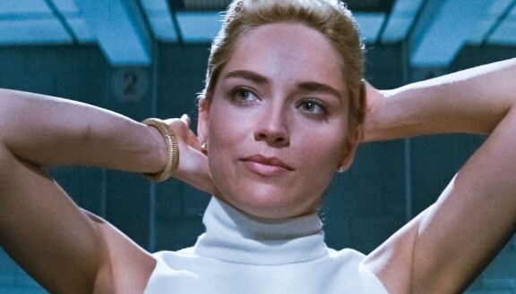 Elokuvassa Basic Instinct – Vaiston varassa Sharon Stone on kirjailija Catherine Thamell, jonka petikumppanit kuolevat hänen kirjoihinsa perustuvilla tavoilla.