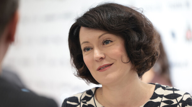 Jenni Haukio teki sen taas - sähäkkä joulutyyli ja rohkeat sukkahousut!