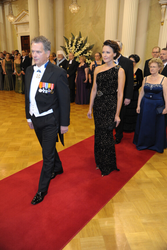Tältä Jennin puku näytti vuoden 2010 Linnan juhlissa.