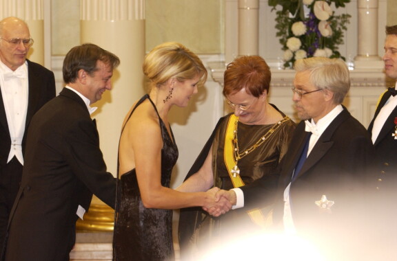 Hjallis ja Merikukka Linnan juhlissa 2003.