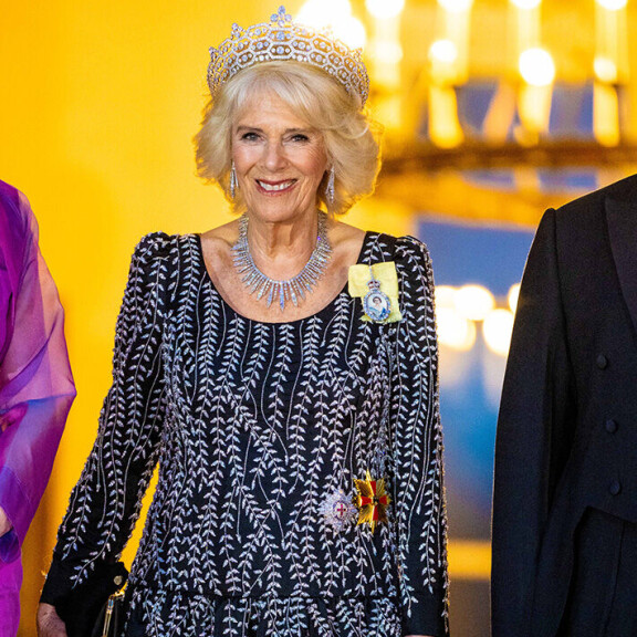 Jo on blingiä! Kuningatar Camilla käytti Elisabetin koruja valtiovierailulla Camila