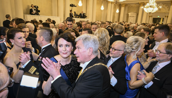Presidenttipari avasi tanssilattian perinteikkäällä valssilla.