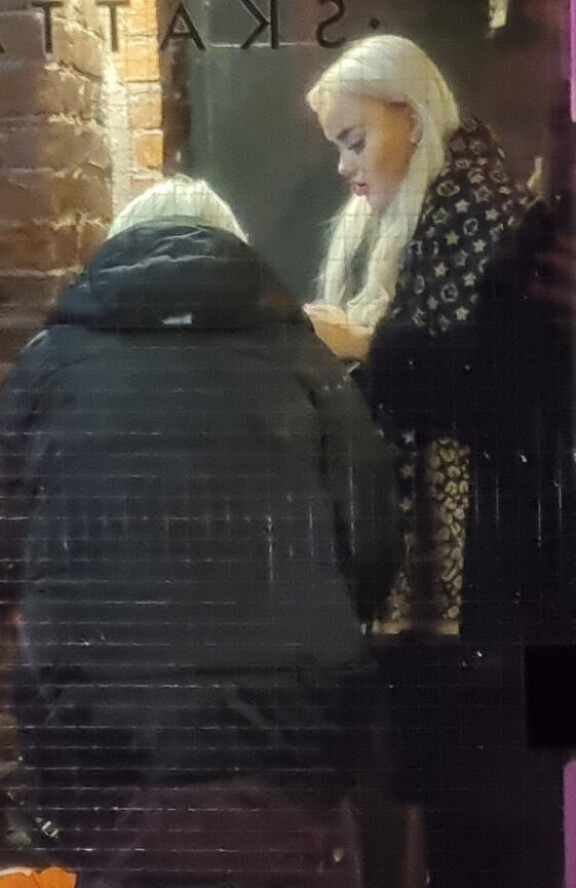 Walliksesta bongattu Iida lähti kuppilasta hyvissä ajoin.