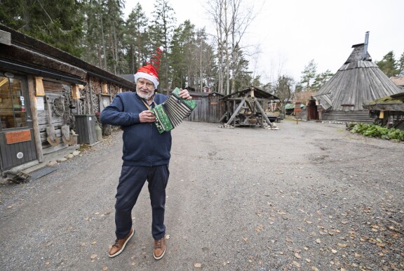 Pentti-Oskari Kangas nauttii elämästä Rymättylän Herrankukkarossa. Haitarikin soi vielä, ja työt maistuvat, vaikka ikää on yli 80 vuotta.