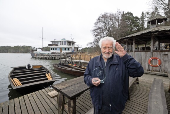 Pentti-Oskari nauraa, että alkoholia hän juo sen verran, että vaimo voi syyttää maksa-arvojen väärentämisestä. Pentti-Oskarin kädessä on tärkeä palkinto: Herrankukkaro tunnustettiin Vuoden majoitusliikkeeksi Suomessa.