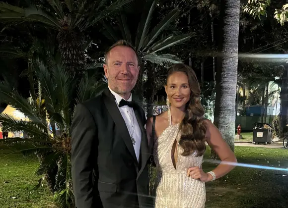 Renny Harlin antaa Johannalle erikoisen neuvon punaisella matolla: "Sääri esiin"