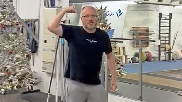 Tuomas Enbuske paljastui kyykkymieheksi – kuvat
