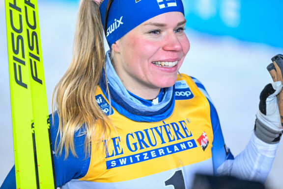 Jasmi Joensuu lukeutuu harvoihin suomalaisiin vapaan hiihtotavan taitajiin.