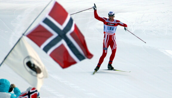 Se on siinä. Norjan loppukiritykki Petter Northug on jälleen murskannut muut ja hiihtelee maaliin ylhäisessä yksinäisyydessään. Paljonkertova kuva talvelta 2008.