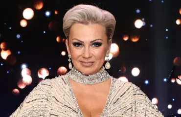 Koronaa sairastava Helena Ahti-Hallberg julkaisi kuvan sairaspediltä: "Tulee aika kalliiksi"