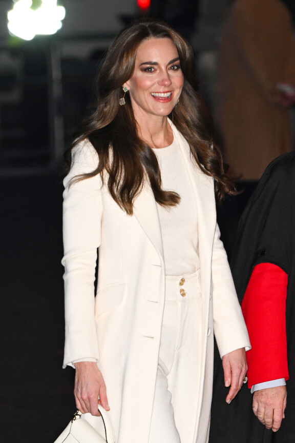Prinsessa Catherine loisti tilaisuudessa jo tutuksi tulleessa housupuvussaan.