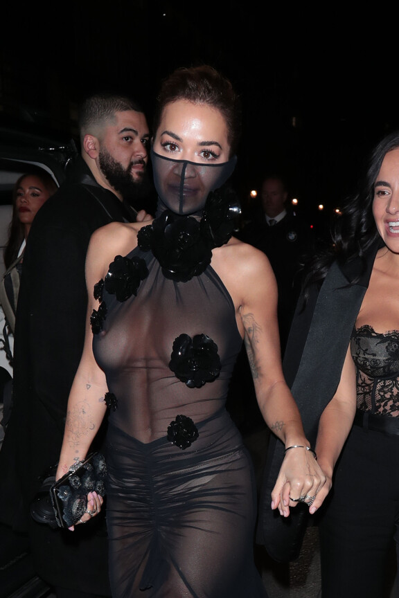 Rita Ora jätti konservatiivisuuden omaan arvoonsa mustassa mess-mekossaan.