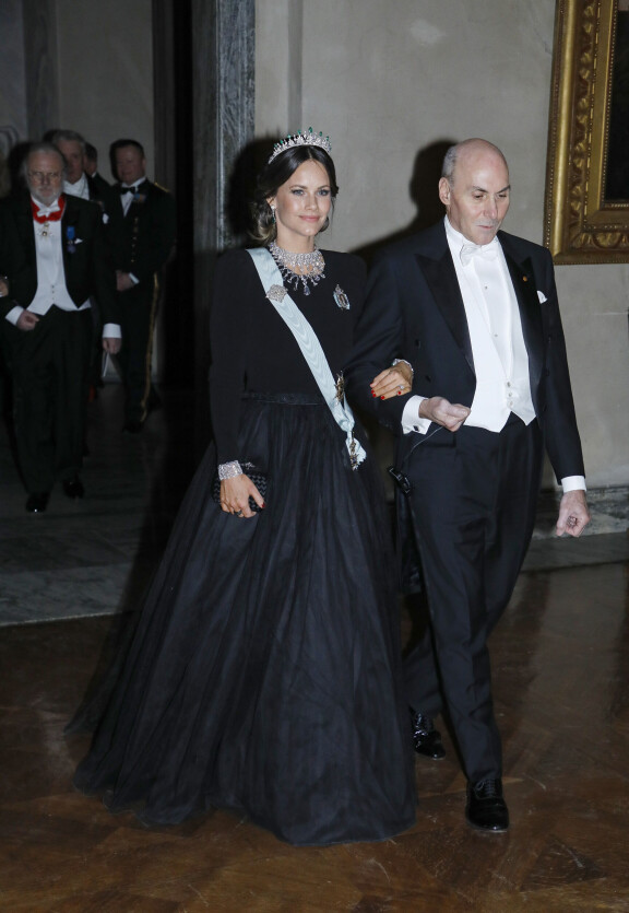 Mustiin pukeutunutta prinsessa Sofiaa vie kuvassa kemisti Moungi Bawendi.