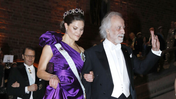 Pukuloistoa Nobel-illalta - prinsessa Victoria häikäisi liilassa, Sofialta jälleen outo valinta